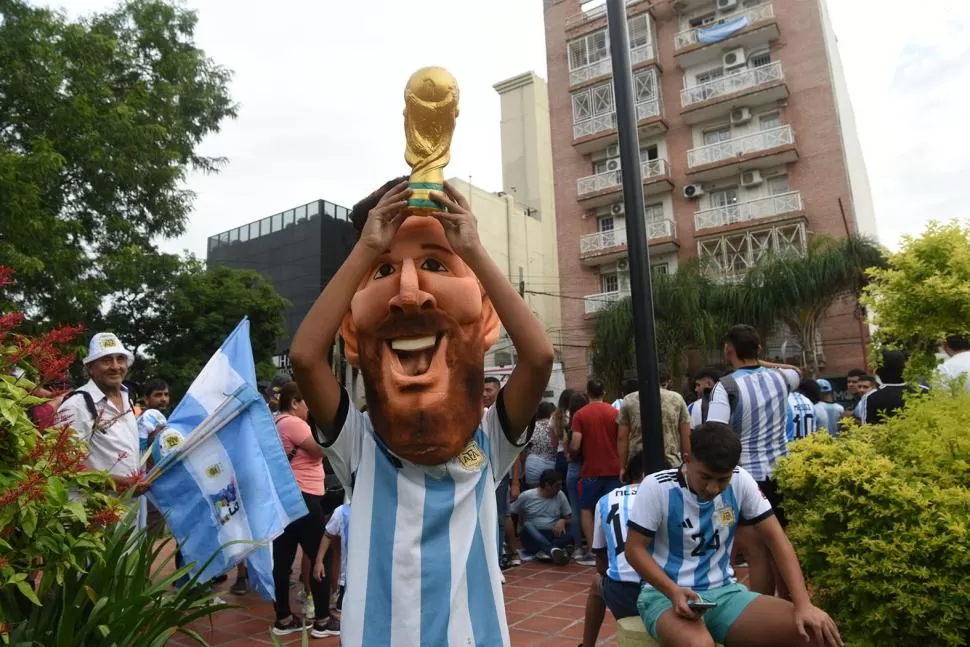 LOCOS POR MESSI. El rostro del capitán argentino se replicó por todos lados y en toda clase de formas: desde máscaras hasta banderas, pancartas y cuadros.  