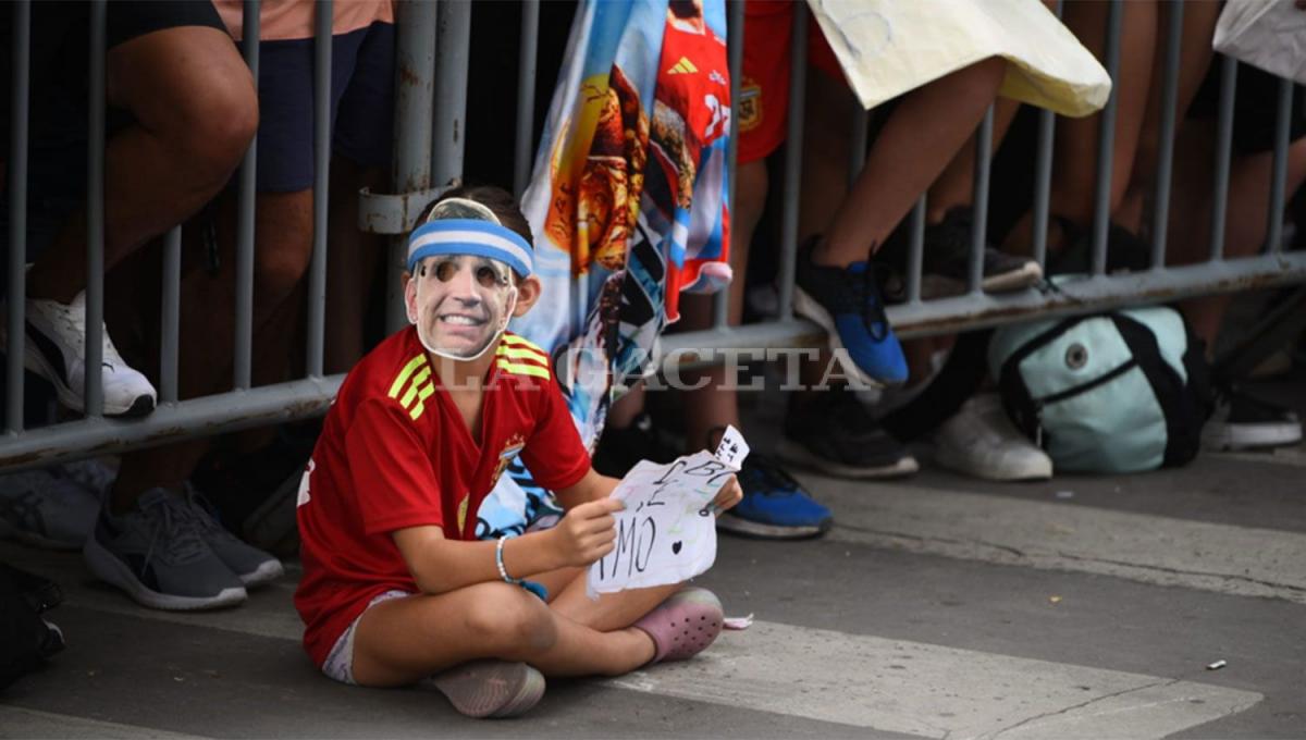 CARISMÁTICO. Un niño espera a la Selección en Santiago con la remera y una careta de 
