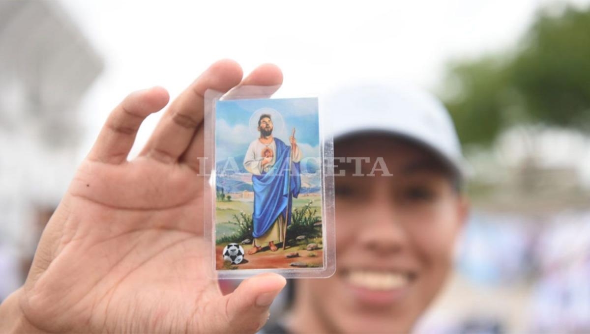 LA GLORIA ETERNA. Una fanática sostiene una estampita con la figura de Lionel Messi. 