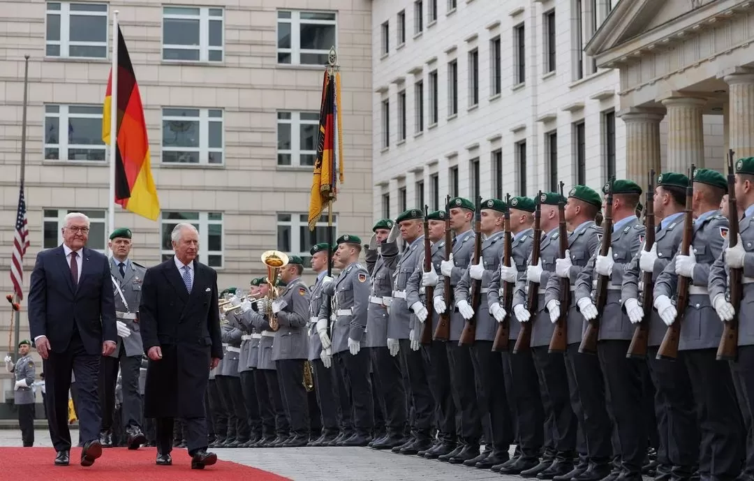 VISITA OFICIAL. Rey Carlos III y el presidente alemán Frank-Walter Steinmeier pasan revista a una guardia de honor. 
