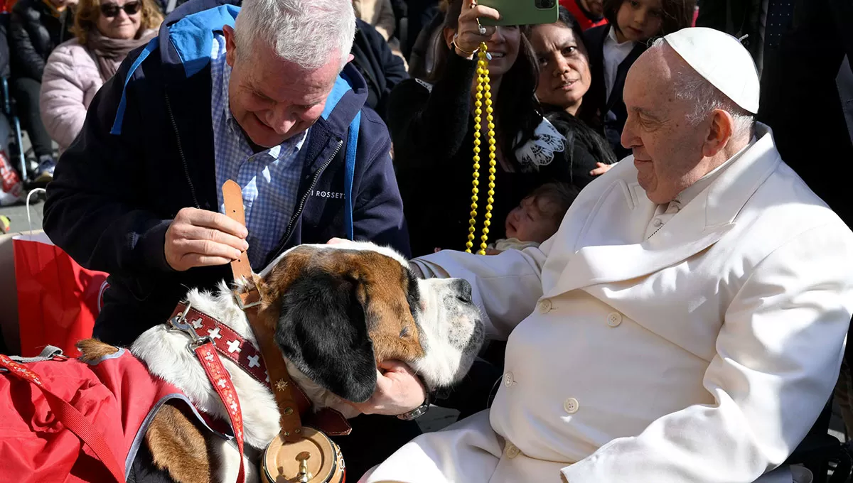DETERIORO. El Papa Francisco padece dolencias en sus rodillas, por lo que hoy asistió a la audiencia general en silla de ruedas. 