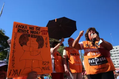 Los trabajadores de la Salud marcharon a la plaza Independencia para exigir un aumento salarial