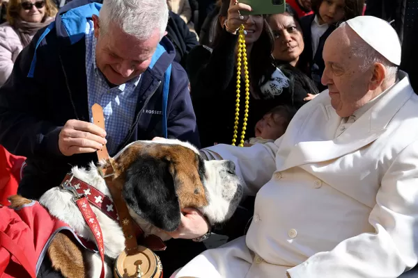 El papa Francisco tiene una infección pulmonar y quedará internado “varios días”