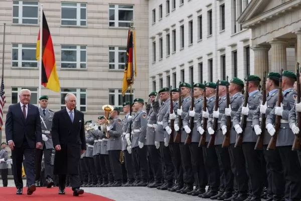 Carlos III visita Alemania en su primer viaje oficial al extranjero como rey