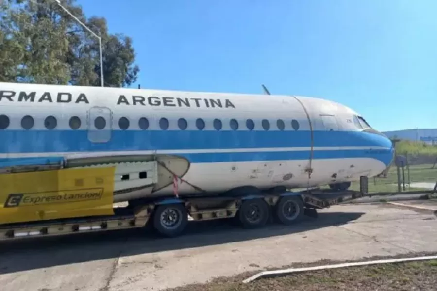 El Fokker F-28  fue uno de los primeros aviones argentinos en trasladar tropas argentinas a las Islas.