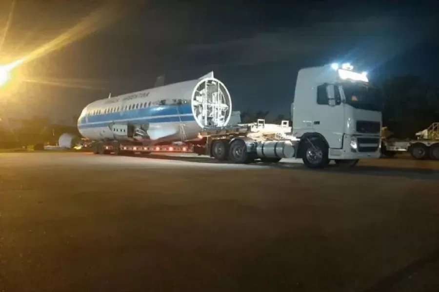 El momento del traslado del avión hacia Córdoba.
