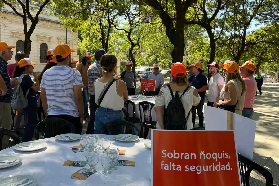 PROTESTA CON ÑOQUIS FRENTE A LA LEGISLATURA / Foto de CREO
