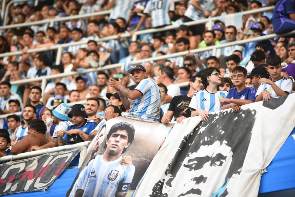 SIEMPRE PRESENTE. Entre la multitud de hinchas Maradona no puede faltar.