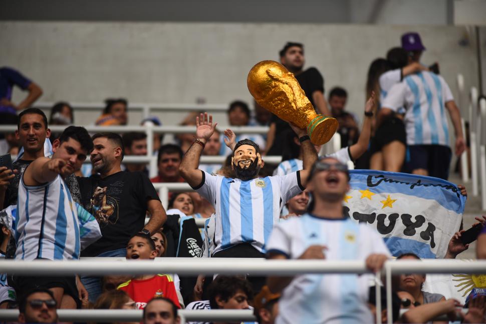 EN TODOS LADOS. En las tribunas del estadio, Messi también dijo presente.