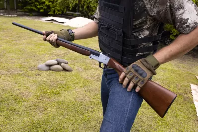 Por poseer ilegalmente una escopeta, deberá pagar una reparación de $5.000