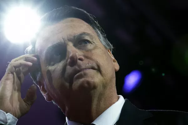 Bolsonaro vuelve a Brasil para liderar a la oposición derechista