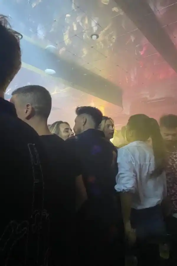 Camila Homs y José Sosa a los besos en un boliche de Buenos Aires.