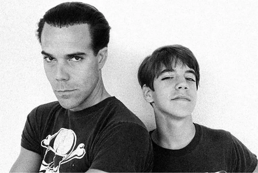 El joven Anthony Kiedis junto a su padre, traficante de drogas