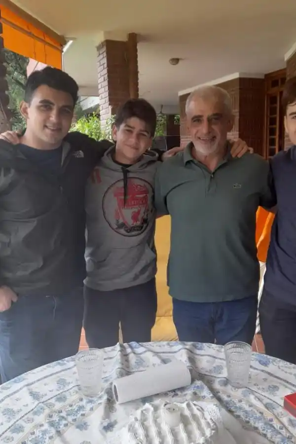 FACUNDO BLASCO. El ganador (vestido con una chomba oscura) tiene 51 años y vive en Yerba Buena.