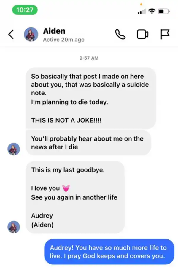 La captura compartida por Patto en que la asesina se despide de ella