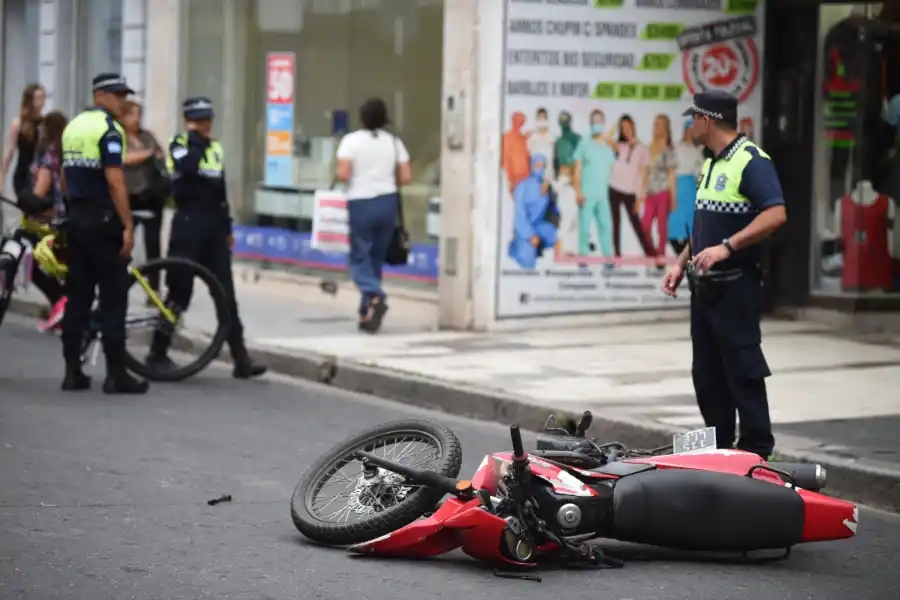 Un accidente interrumpió el tránsito en Córdoba y Maipú durante la tarde