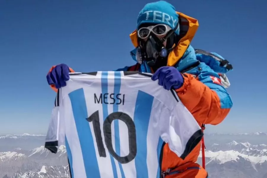 Gao Li, un alpinista chino, llegó a la cima del Monte K2 y se fotografió con una camiseta argentina.