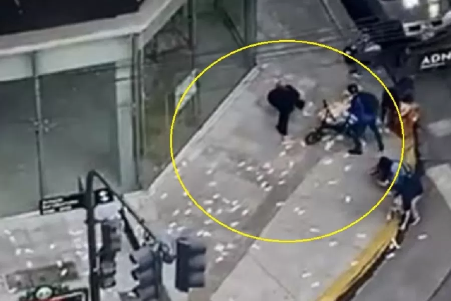 Una lluvia de billetes en Belgrano luego del intento de robo a un hombre.