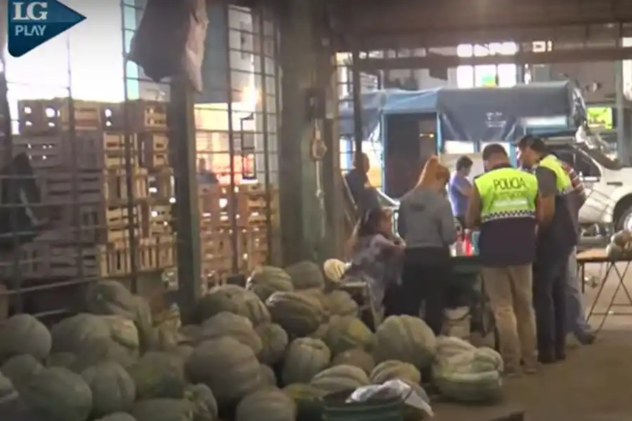La Policía reúne pruebas en el Mercofrut. CAPTURA DE VIDEO