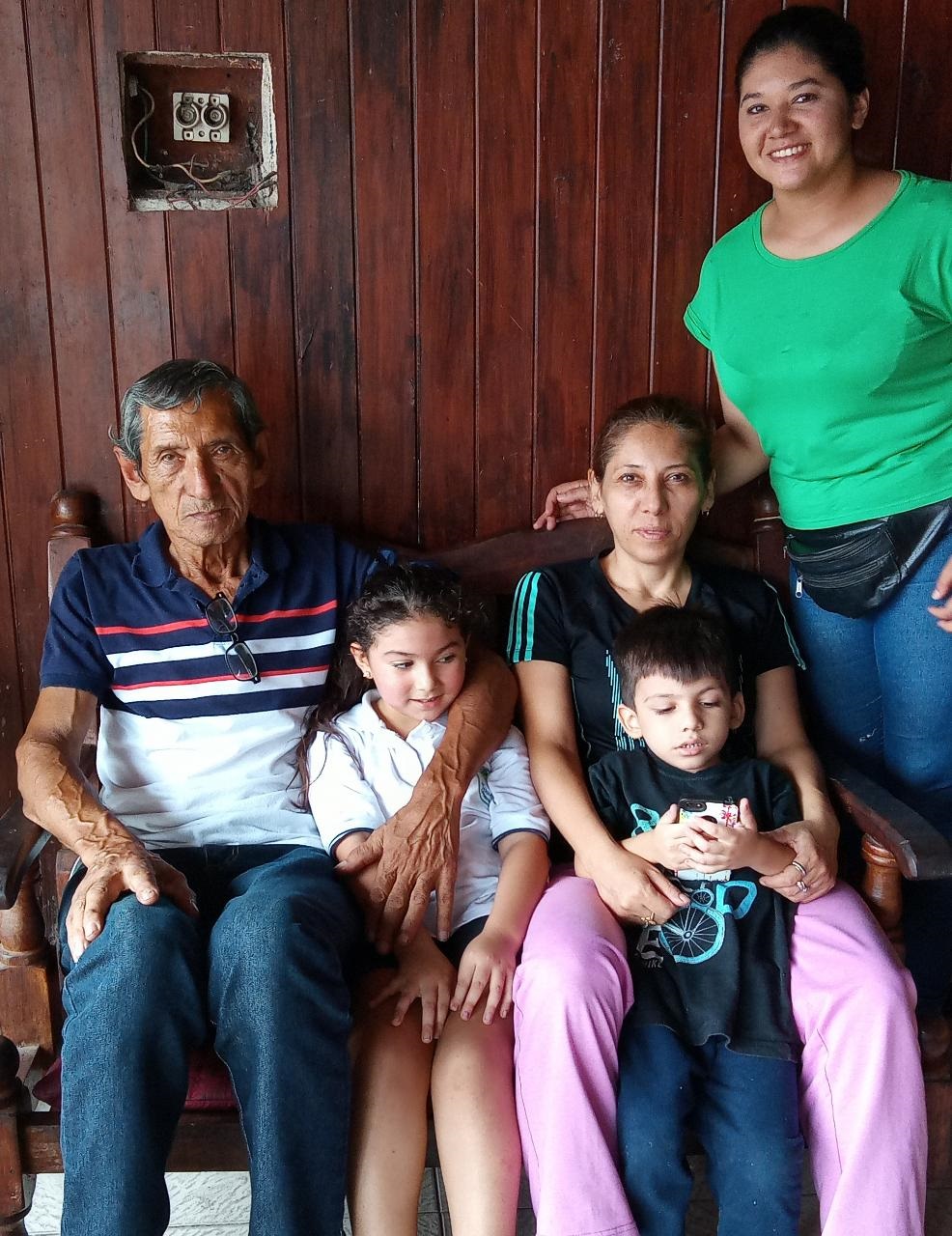 JOSÉ MANUEL LAZARTE. En su hogar de Concepción lo acompañan hijos y nietos.