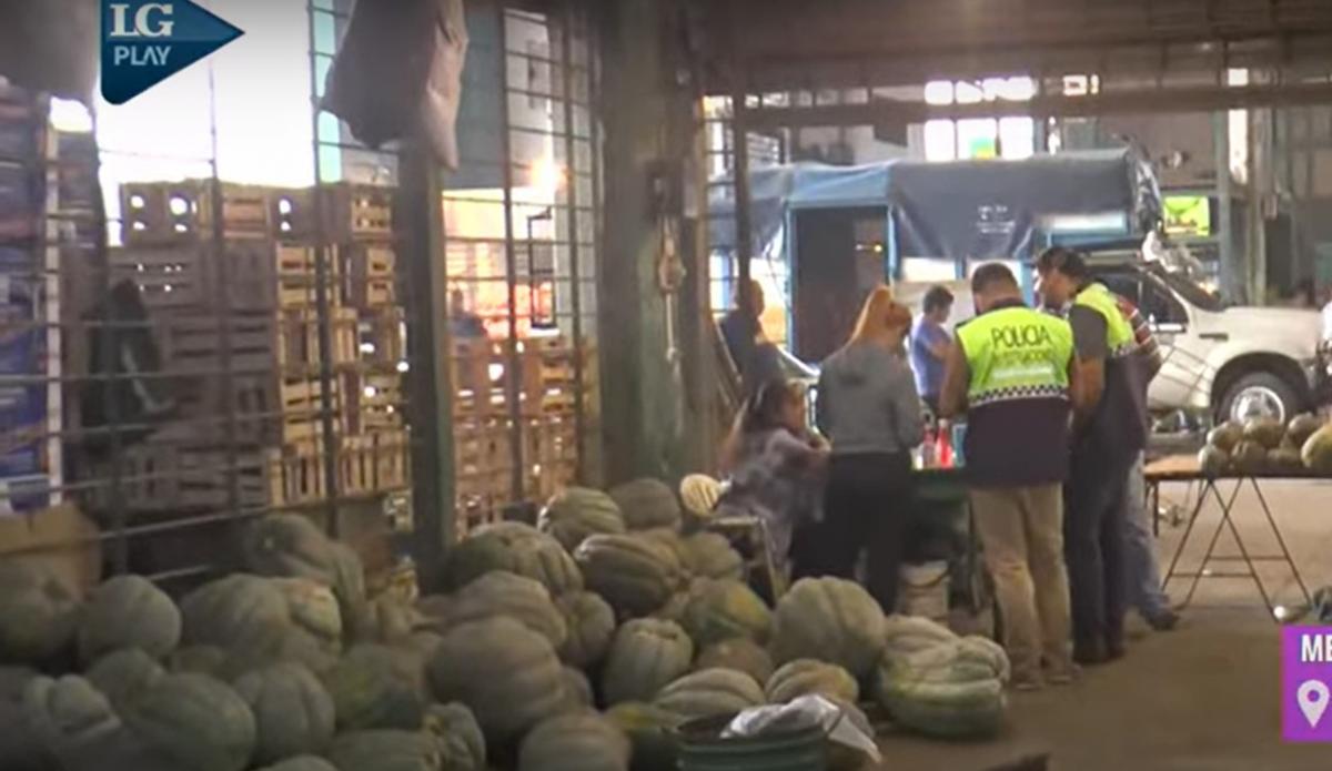 La Policía reúne pruebas en el Mercofrut. CAPTURA DE VIDEO
