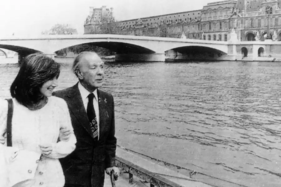VIAJEROS. María Kodama y Jorge Luis Borjes pasean por París, por las veredas del río Sena. FOTO TELÁM.