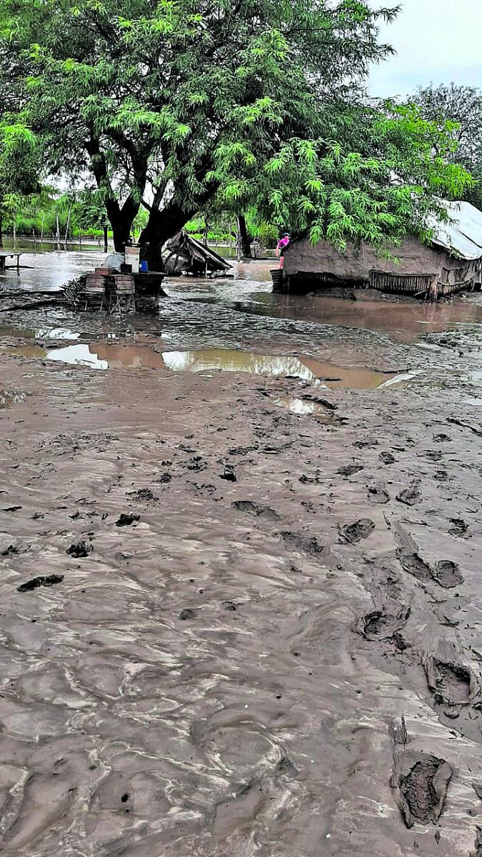 El río Chico expulsa a familias de Niogasta