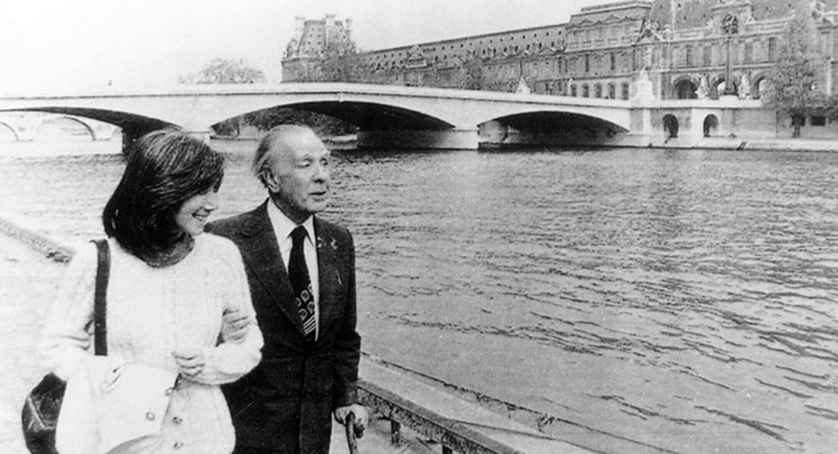 VIAJEROS. María Kodama y Jorge Luis Borjes pasean por París, por las veredas del río Sena. FOTO TELÁM.