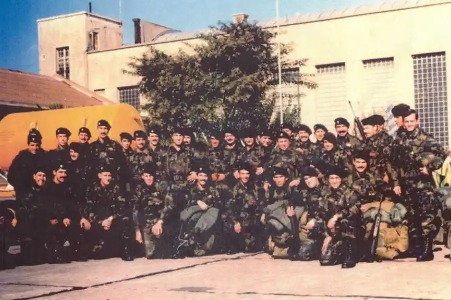 COMPAÑÍA. Esta es la Compañía 602, de la que formó parte Visozo. Partieron a Malvinas el 24 de marzo de 1982.