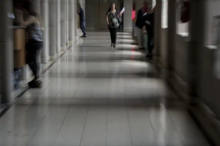 PASILLOS DE LOS TRIBUNALES. La nueva modalidad home office modifico las conductas laborales, por lo que observan menos letrados en el edificio. la gaceta / FOTO DE JORGE OLMOS SGROSSO (archivo)