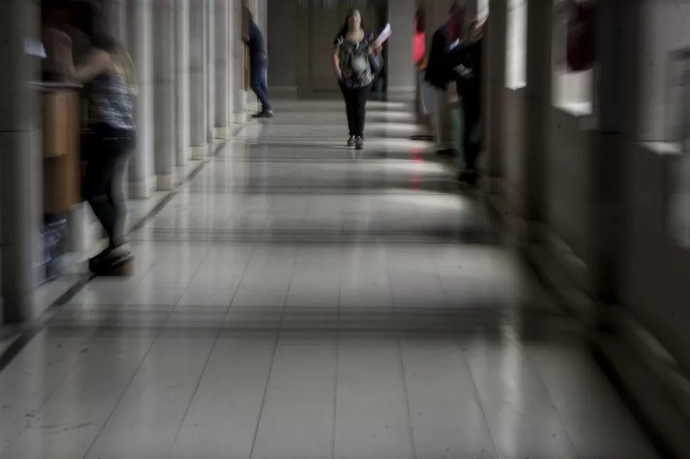 PASILLOS DE LOS TRIBUNALES. La nueva modalidad home office modifico las conductas laborales, por lo que observan menos letrados en el edificio. la gaceta / FOTO DE JORGE OLMOS SGROSSO (archivo)