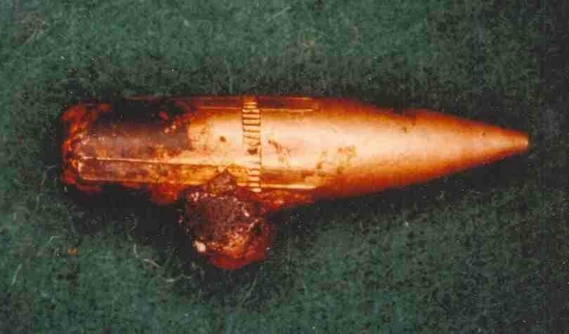 PRUEBAS. Este es el misil que le extrajeron luego del ataque.