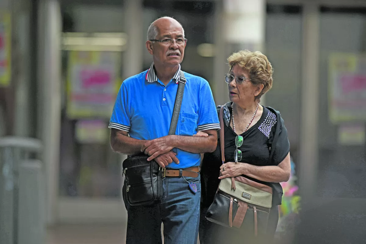 POCO ABRIGO. Esta pareja no sintió el fresco; a las 16 hizo 24,3 grados