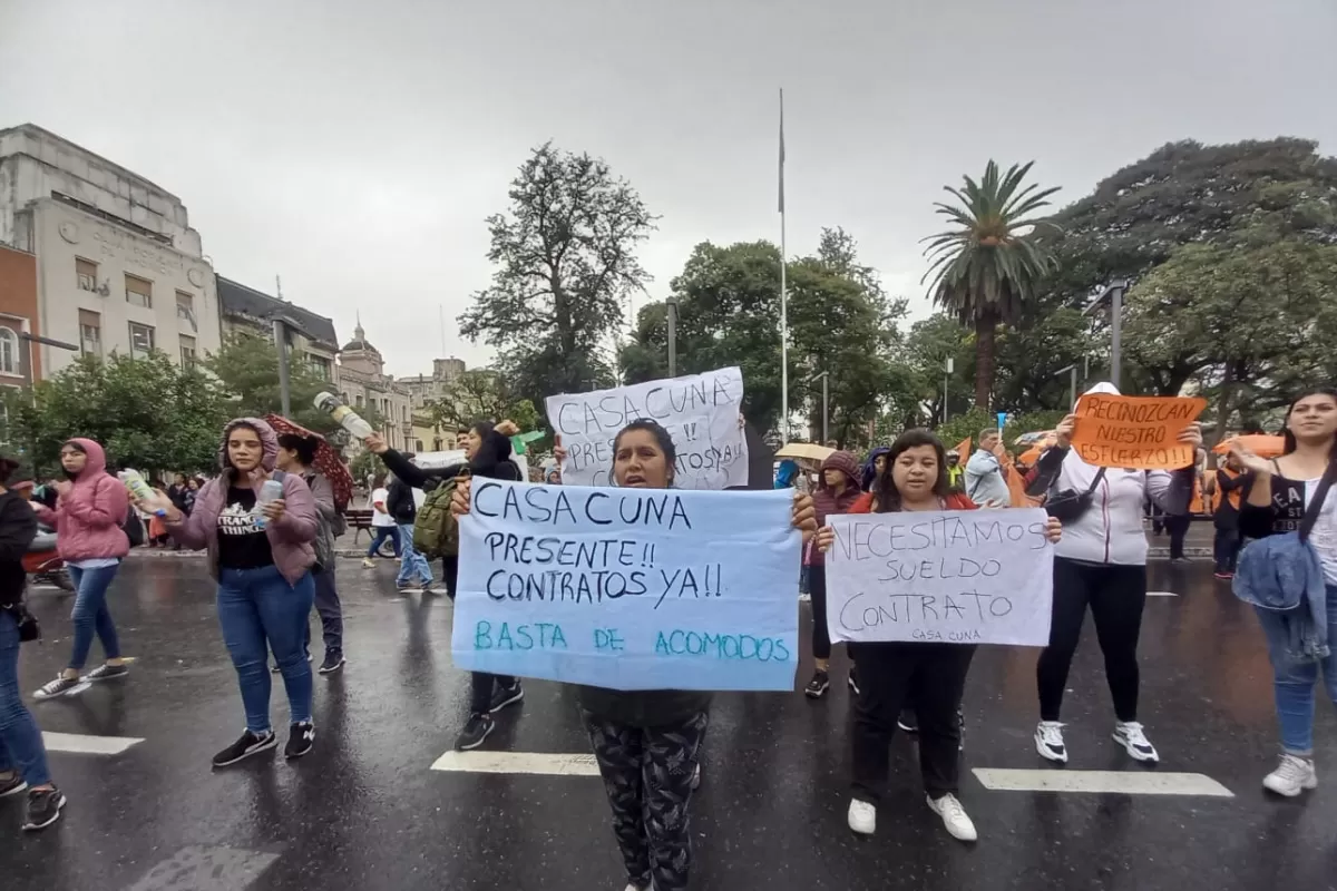 Protesta de empleados de la Casa Cuna. LA GACETA / ANALÍA JARAMILLO