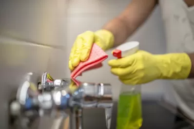 Día del personal de casas particulares: cuánto deberán cobrar si trabajan hoy