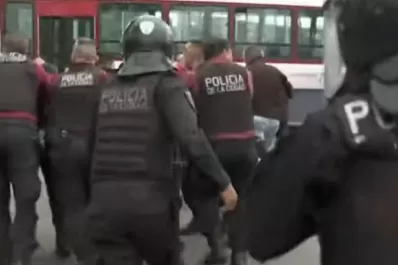 Video: así retiraban a Sergio Berni luego de ser herido en una protesta