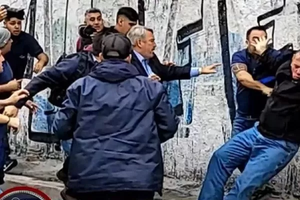 Agredieron a Sergio Berni durante una protesta de choferes