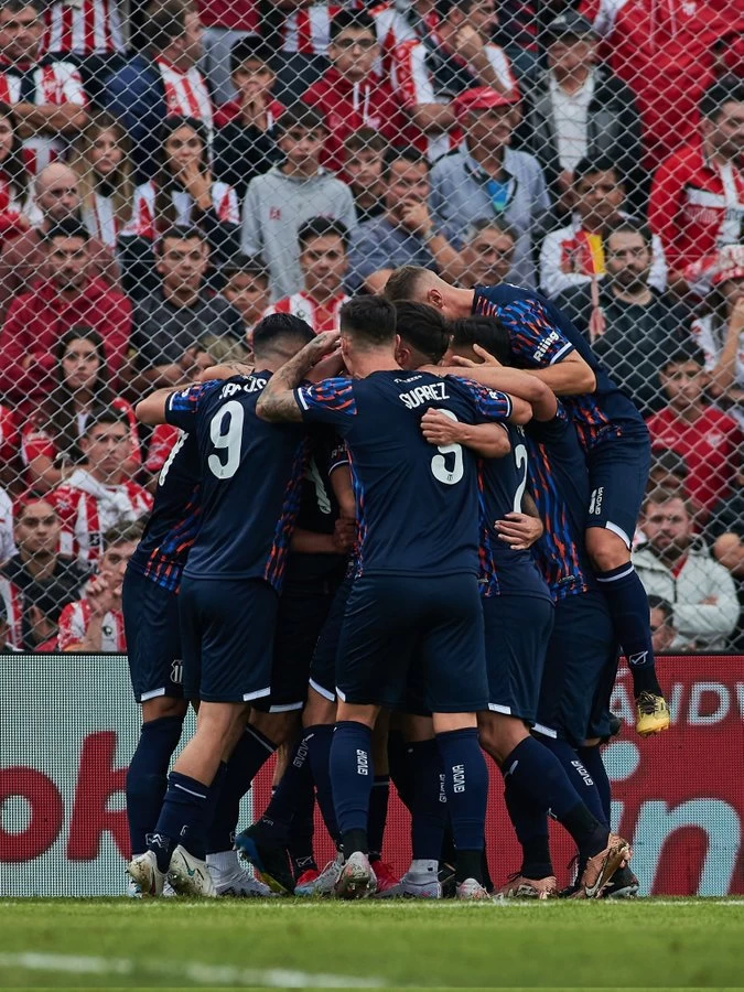 FESTEJO “ALBIAZUL”, Los jugadores de Talleres celebran uno de los goles. @LigaAFA