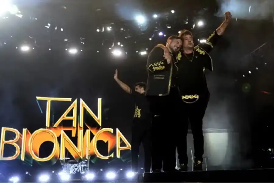 Chano anunció el regreso de Tan Bionica en su presentación en el Lollapalooza 2023.