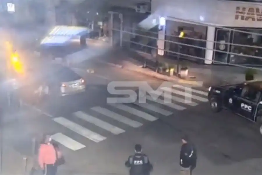 EN LA ESQUINA. Los dos vehículos involucrados en el accidente se toparon en la esquina y el conductor de la moto perdió la vida. 