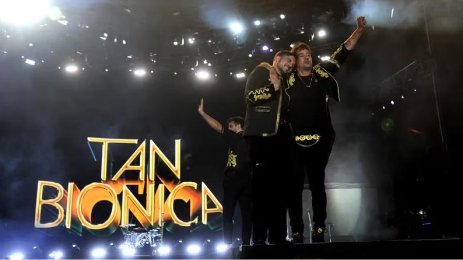 Chano anunció el regreso de Tan Bionica en su presentación en el Lollapalooza 2023.