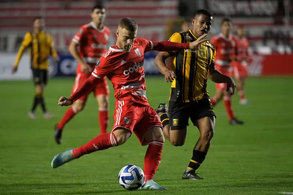 River no estuvo a la altura y perdió en Bolivia
