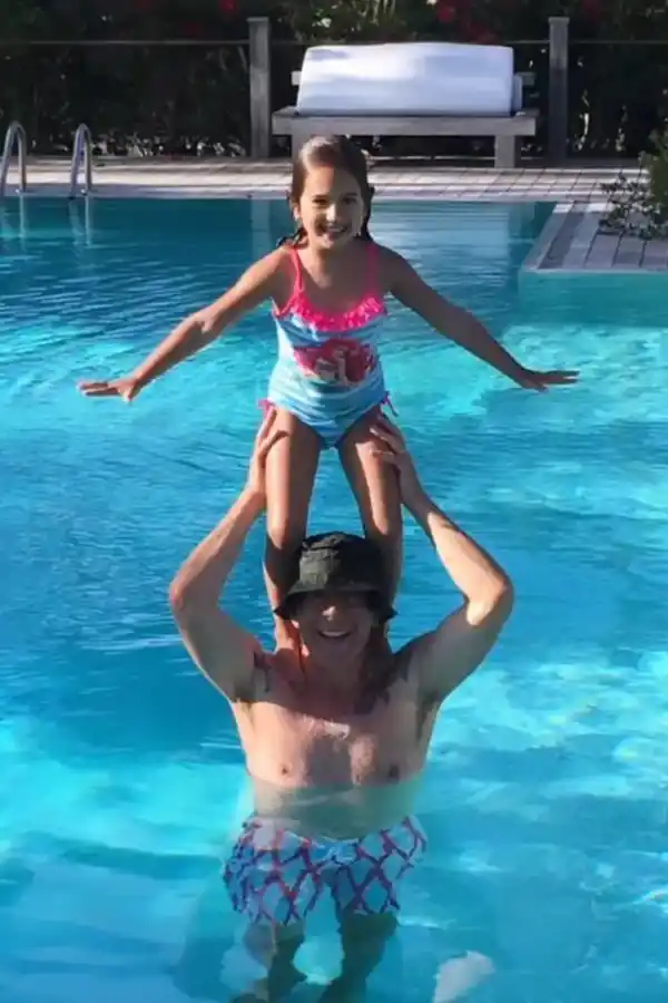 Bruce Willis en la pileta junto a su hija menor