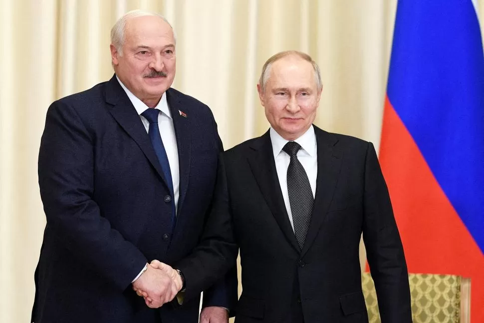 El Kremlin realizó el primer envío de armas tácticas nucleares a Bielorrusia