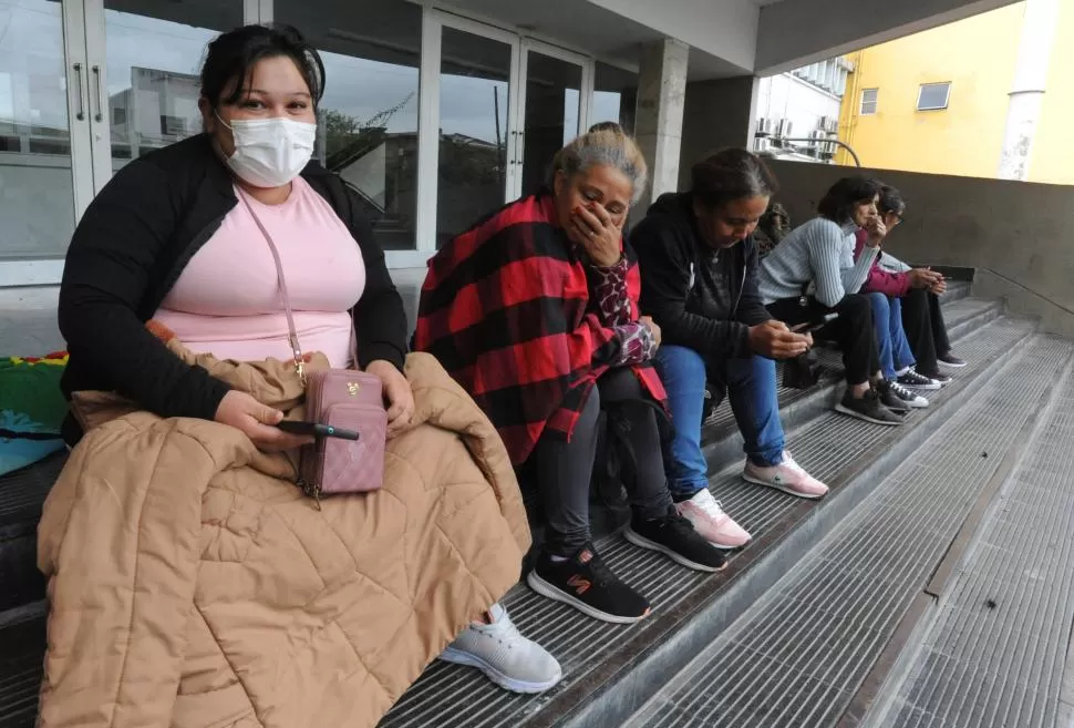 DESESPERADOS. Los familiares del niño herido en La Cocha esperan afuera del hospital de Niños. El infante tiene tres perforaciones en los intestinos 