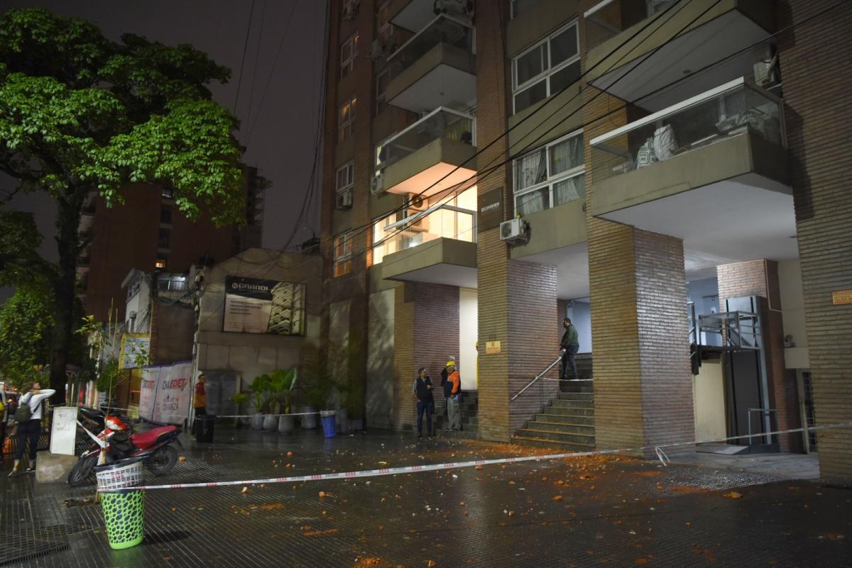 Se desprendió mampostería de un balcón del piso 15 en Barrio Norte