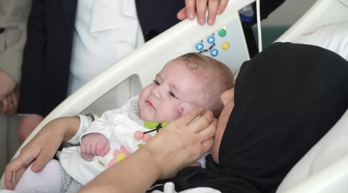 La bebé que sobrevivió al terremoto de Turquía se reencontró con su mamá 