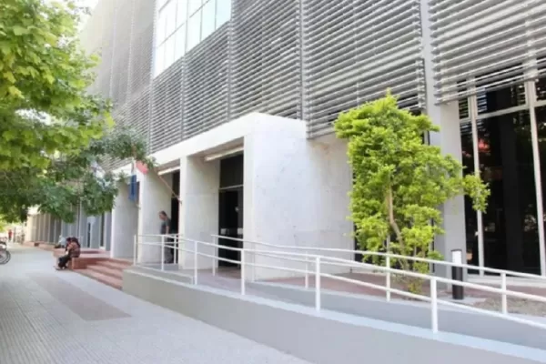 Fallo ejemplar: un hombre deberá indemnizar a su ex con una casa y una cifra millonaria por golpearla