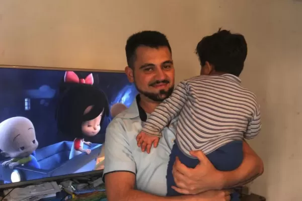 Murió por neumonía el enfermero que se había hecho conocido por adoptar un bebé abandonado