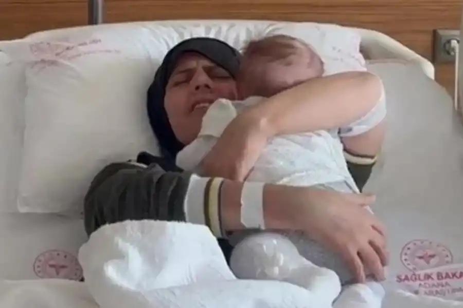 Bebé sobreviviente del terremoto en Turquía se reencuentra con su mamá